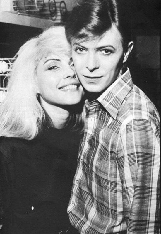 Bowie con Debbie Harry (Blondie) en los setenta. Fuente: tumblr.com